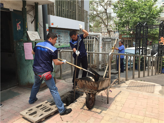 http://minsheng.qingdaonews.com/images/attachement/jpg/site1/20160112/24fd52e0a9fe17fe9e160a.jpg /enpproperty--> 青岛水务排水公司 排水公司自成立以来,始终将民生工作作为贯彻落实排水惠民服务的重要渠道,2015年在集团感动服务提升年、公司情融排水畅万家服务品牌推广年的基础上,进一步巩固民生在线工作成果,解民情、汇民意,为老百姓办实事、办好事,在网谈内外解决了诸多关乎民