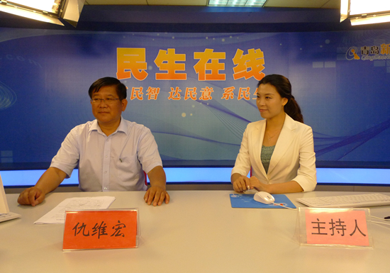 青岛市地震局局长仇维宏（左一）与网民在线交流 （魏超 摄）