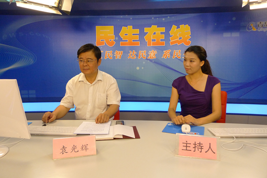 青岛仲裁办主任袁光辉（左一）与网民在线交流 （魏超 摄）