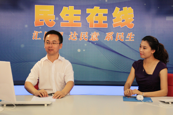 青岛电信公司副总经理冷冰（左一）与网民交流 （周琦 摄）
