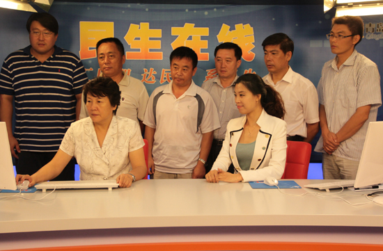 青岛市体育局局长彭一念（一排左一）与网民交流 （周琦 摄）