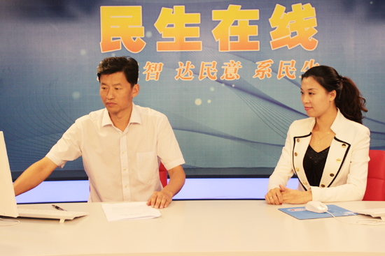 青岛市环境保护局副局长葛福宏（左一）与网民交流 （周琦 摄）