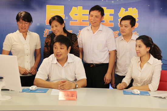 青岛市政府国资委副主任杨长军（一排左一）与网民交流 （周琦 摄）