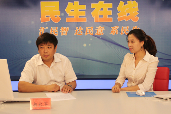 青岛市政府国资委副主任杨长军（左一）与网民交流 （周琦 摄）