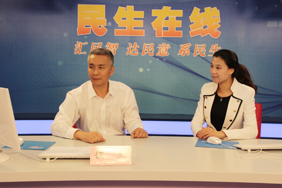 青岛市审计局副局长侯杰（左一）与网民在线交流 （摄影 周琦）