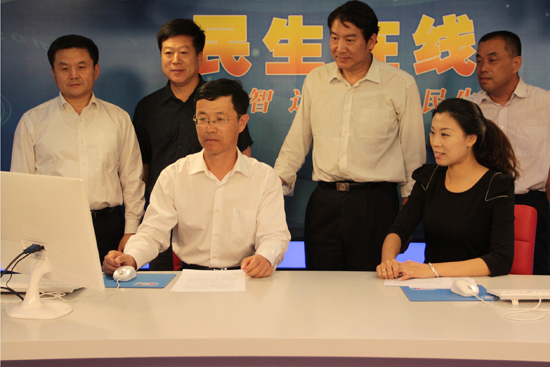 青岛市司法局副局长王书剑（一排左一）与网民在线交流 （摄影 周琦）