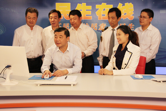 青岛市交通运输委副主任赵海滨（一排左一）与网民在线交流 （摄影 周琦）