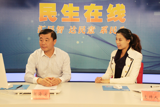 青岛市交通运输委副主任赵海滨（左一）与网民在线交流 （摄影 周琦）