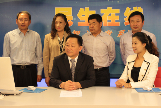 青岛市林业局局长曹友强（一排左一）与网民在线交流 （摄影 周琦）