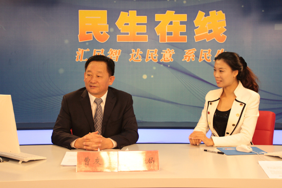 青岛市林业局局长曹友强（左一）与网民在线交流 （摄影 周琦）