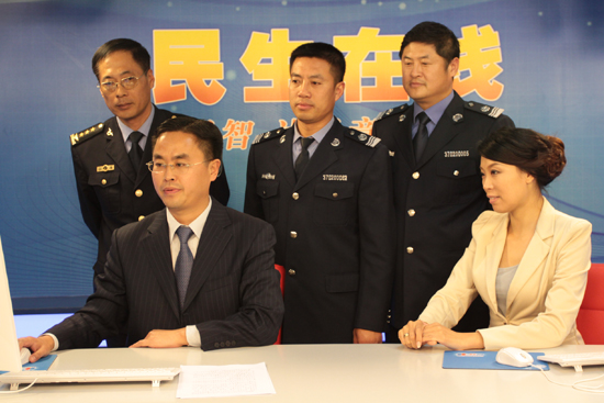 青岛市海洋与渔业局副局长孙云潭（一排左一）与网民在线交流 （摄影 周琦）