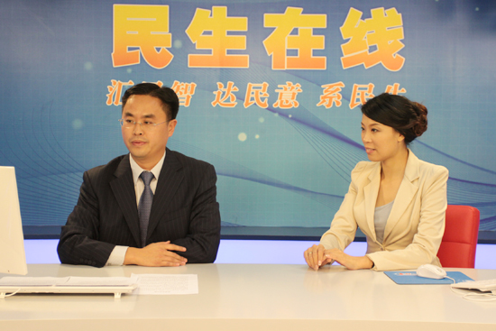 青岛市海洋与渔业局副局长孙云潭（左一）与网民在线交流 （摄影 周琦）