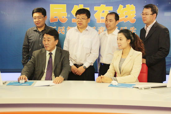 青岛市商务局局长马卫刚（一排左一）与网民在线交流 （摄影 周琦）