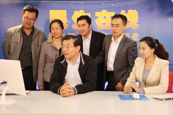 青岛市旅游局副局长江秀凯（一排左一）与网民在线交流 （摄影 周琦）