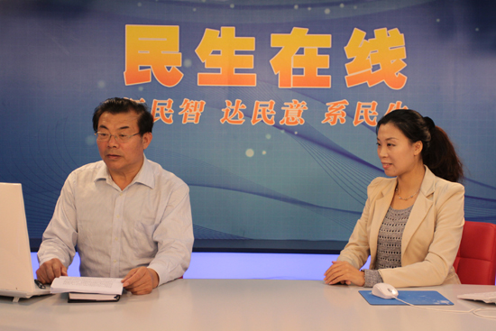 青岛市旅游局副局长江秀凯（左一）与网民在线交流 （摄影 周琦）