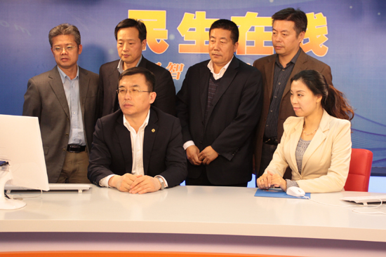 青岛市国内经济合作办公室副主任于明言（一排左一）与网民在线交流 （摄影 周琦）