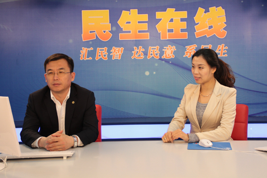青岛市国内经济合作办公室副主任于明言（左一）与网民在线交流 （摄影 周琦）