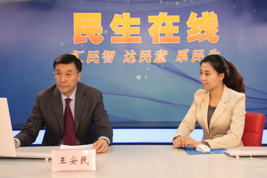 青岛市经济信息化委员会副主任王安民（左一）与网民在线交流 （摄影 周琦）