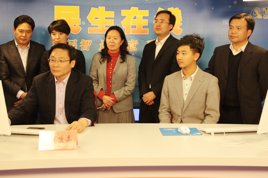 青岛市发展改革委副主任任振刚（一排左一）与网民在线交流 （摄影 周琦）