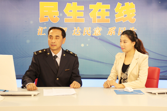 青岛出入境检验检疫局副局长李成德（左一）与网民在线交流 （摄影 周琦）