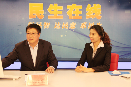 青岛市农业委员会副主任张启光（左一）与网民在线交流 （摄影 周琦）