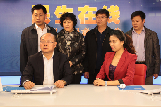 青岛市水利局局长于睿（一排左一）与网民在线交流 （摄影 周琦）