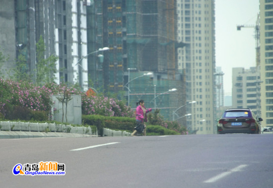 实拍行人冒死横穿辽阳西路 夺命路上缺天桥