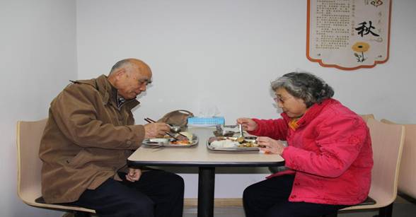 老年人在社区食堂开心就餐